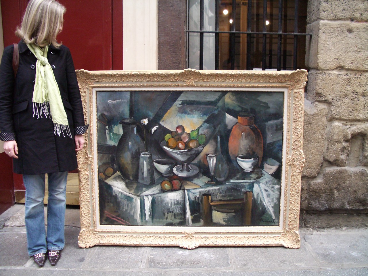 Hélène de Saint Chamas sourcing a painting
