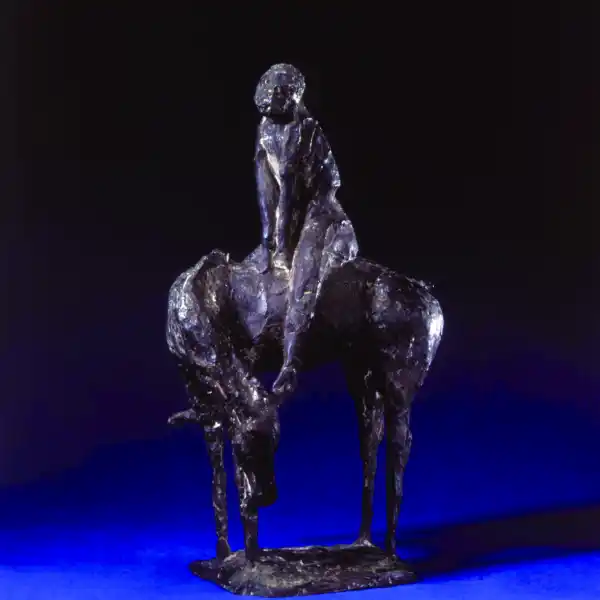 Piccolo Cavaliere a sculpture of a man on a horse